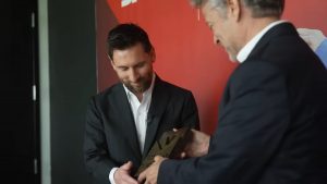 Λιονέλ Μέσι: Δακρυσμένος παρέλαβε το βραβείο του πιο αγαπητού παίκτη στην ιστορία της Μπαρτσελόνα