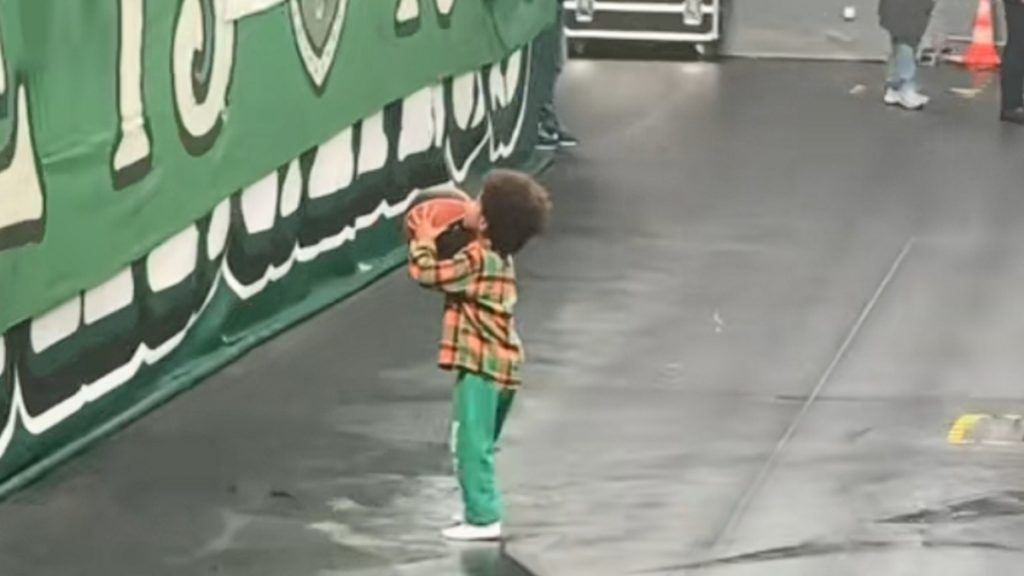 Ξεσήκωσε τις εξέδρες για άλλη μια φορά ο γιος του Λεσόρ – Έκανε πάσες με τους οπαδούς (βίντεο)