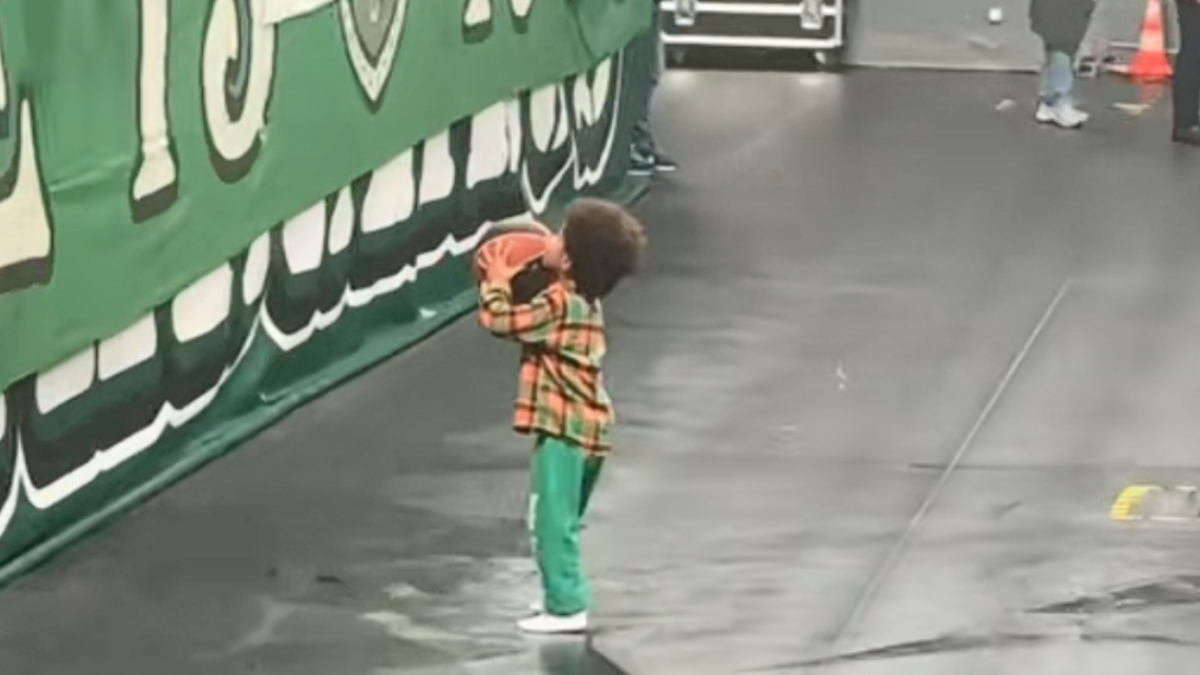 Ξεσήκωσε τις εξέδρες για άλλη μια φορά ο γιος του Λεσόρ – Έκανε πάσες με τους οπαδούς (βίντεο)