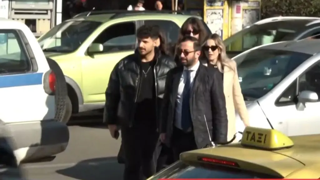Μήνυση στην Ευελπίδων κατά του Γιώργου Μαζωνάκη κατέθεσε 21χρονος τραγουδιστής – «Να χυθεί φως στην ιστορία»