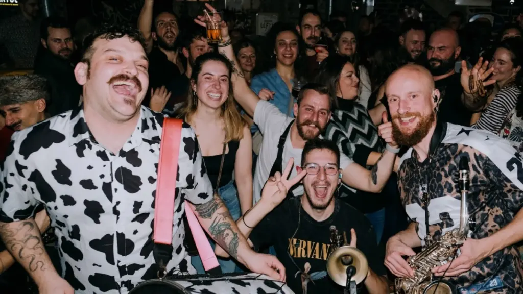 Banda Entopica: Κατήγγειλε τον δήμαρχο Φλώρινας για επίθεση και απειλές επειδή τραγούδησε στα σλάβικα