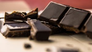 Καλά νέα για τους λάτρεις της μαύρης σοκολάτας – Περιέχει χημική ουσία που μπορεί να επιβραδύνει τη γήρανση