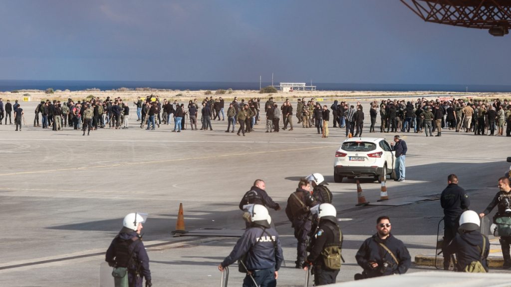 “Φλέγονται” τα μπλόκα στην Κρήτη: Στην πίστα του αεροδρομίου Ηρακλείου οι αγρότες μετά τα επεισόδια – Τούμπαραν περιπολικό στα Χανιά (βίντεο)