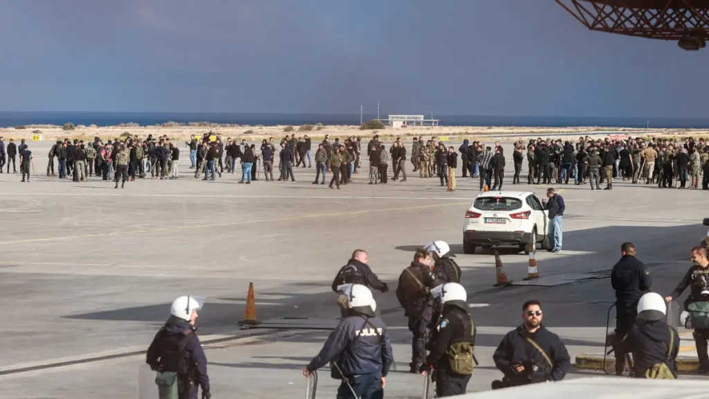 Κρήτη: Εισβολή αγροτών στην πίστα του αεροδρομίου Ηρακλείου, διακοπή πτήσεων – Βανδάλισαν περιπολικό στα Χανιά, 2 τραυματίες (βίντεο)