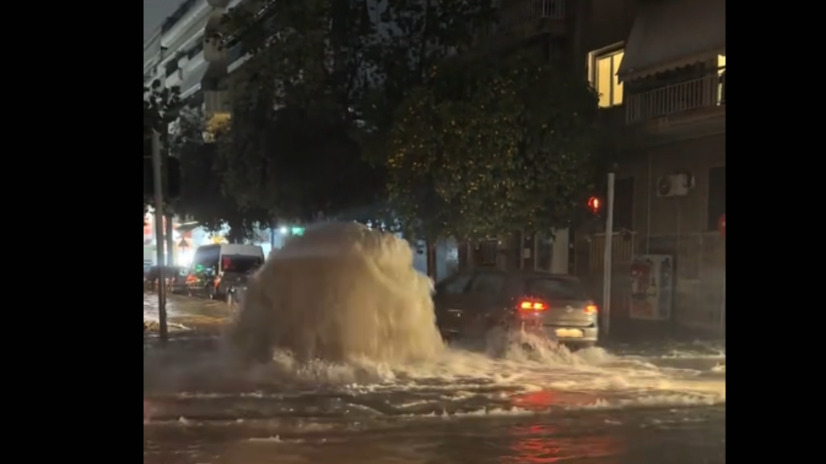 Γιατί δημιουργούνται “σιντριβάνια” στα φρεάτια ύστερα από ισχυρή βροχή – Τι λέει ο Κολυδάς (βίντεο)