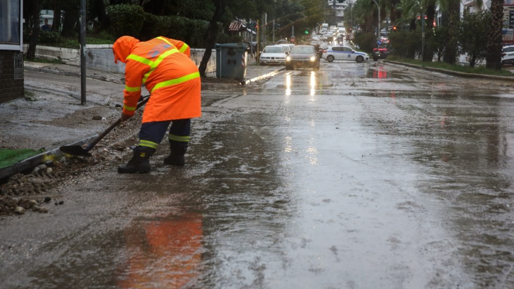 Κακοκαιρία Byron: “Πνίγηκαν” Νέα Πέραμος, Μάνδρα, Μέγαρα – Μπαράζ 112 σε Ελευσίνα, Τρίκαλα, Καρδίτσα, Φθιώτιδα (Συνεχής ενημέρωση)