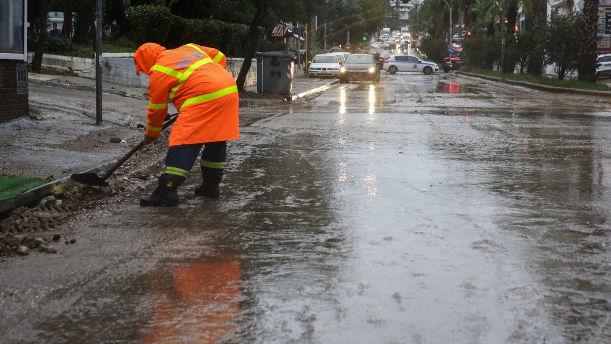 Κακοκαιρία Byron: “Πνίγηκαν” Νέα Πέραμος, Μάνδρα, Μέγαρα – Μπαράζ 112 σε Ελευσίνα, Τρίκαλα, Καρδίτσα, Φθιώτιδα (Συνεχής ενημέρωση)