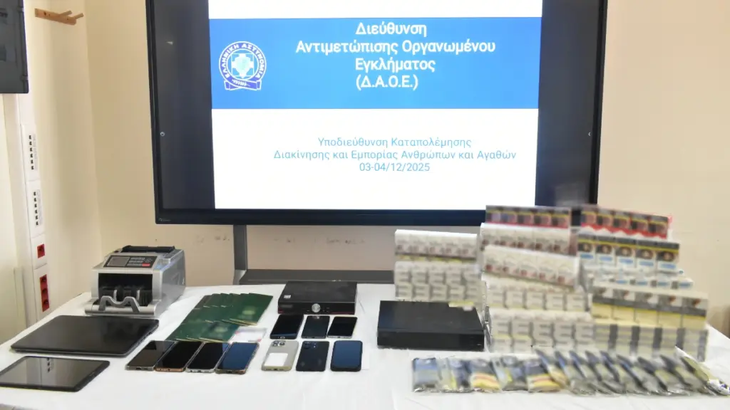 Πώς δρούσε το κύκλωμα που εξανάγκαζε ανήλικους να πωλούν λαθραία τσιγάρα – 11 συλλήψεις (Εικόνες)