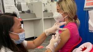 Ακίνδυνα και αποτελεσματικά τα εμβόλια mRNA – Τι αναφέρει γαλλική μελέτη