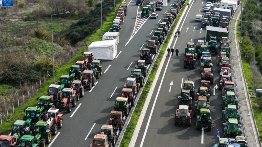 Ανυποχώρητοι αγρότες και κτηνοτρόφοι – Ενισχύονται διαρκώς τα μπλόκα σε εθνικές οδούς και τελωνεία