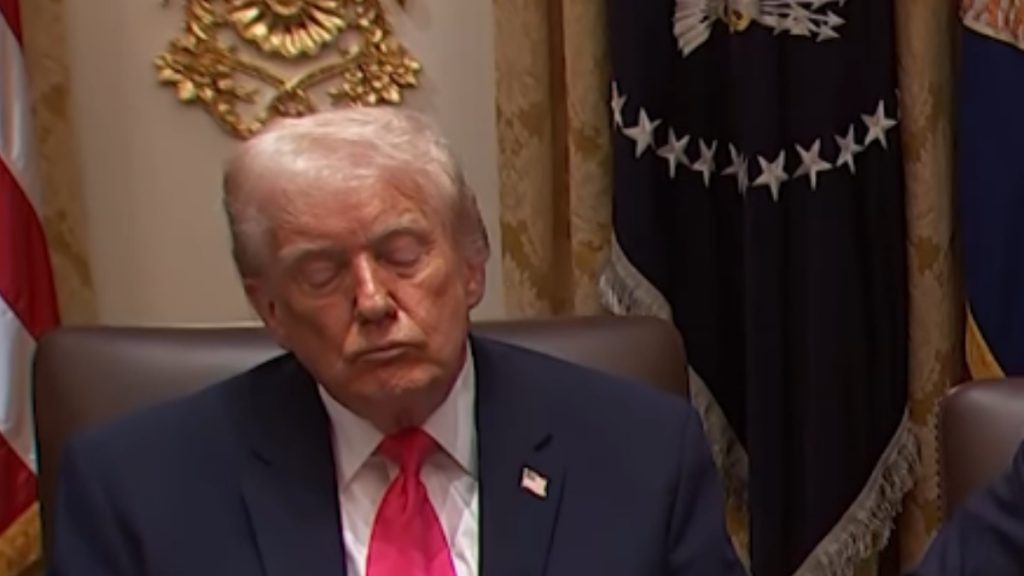 Τραμπ: Δεν άντεξε το πολύωρο υπουργικό συμβούλιο και σχεδόν… αποκοιμήθηκε (βίντεο)