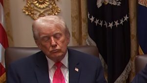 Τραμπ: Δεν άντεξε το πολύωρο υπουργικό συμβούλιο και σχεδόν… αποκοιμήθηκε (βίντεο)