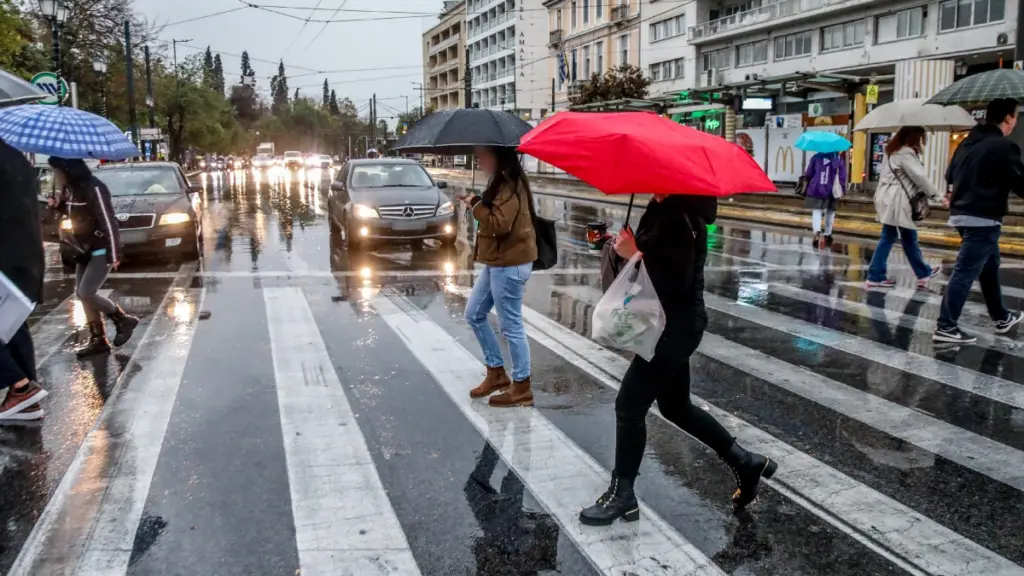Καιρός αύριο: Βροχές, πτώση της θερμοκρασίας και άνεμοι έως 7 μποφόρ