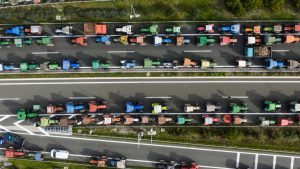 Σκληραίνουν τη στάση τους οι αγρότες με νέα μπλόκα – Κλείνουν και το τελωνείο του Προμαχώνα, χιλιάδες τρακτέρ στους δρόμους