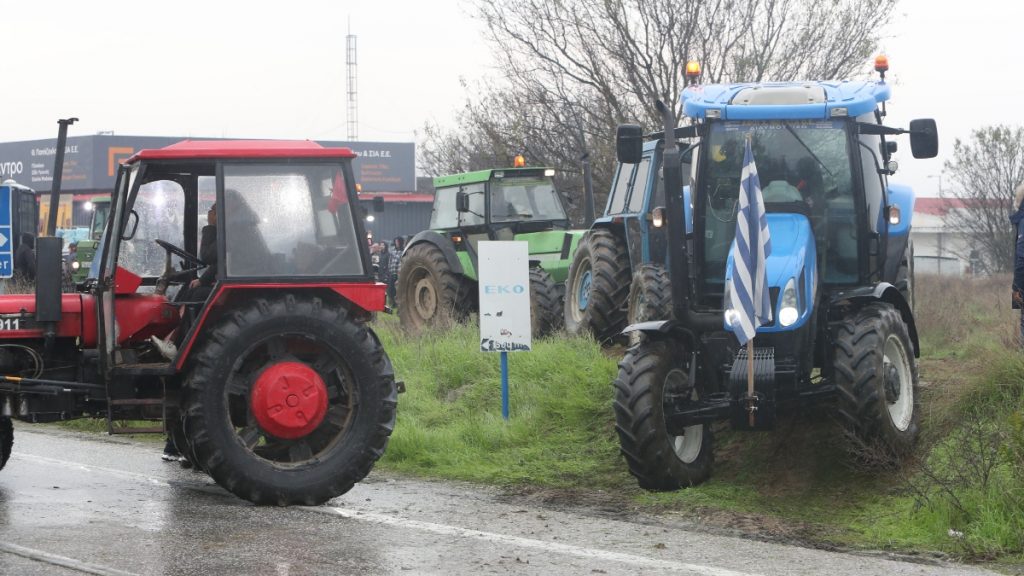 Σέρρες: Αγρότες “έσπασαν” τον αστυνομικό φραγμό και πάνε προς το τελωνείο του Προμαχώνα