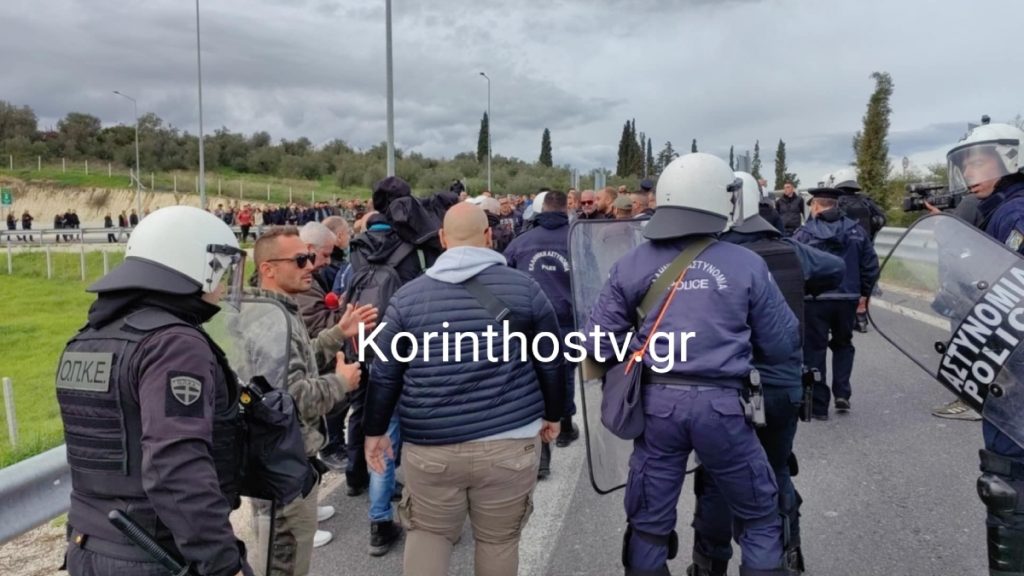 Δεν κάνουν πίσω οι αγρότες: Έσπασαν το μπλόκο της ΕΛΑΣ στις Σέρρες, έκλεισαν προσωρινά το τελωνείο Ευζώνων – Ένταση στην Κόρινθο