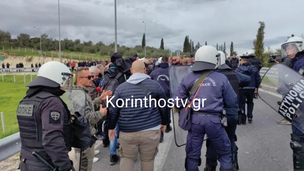 Δεν κάνουν πίσω οι αγρότες: Έσπασαν το μπλόκο της ΕΛΑΣ στις Σέρρες, έκλεισαν προσωρινά το τελωνείο Ευζώνων – Ένταση στην Κόρινθο
