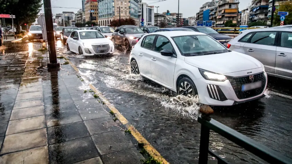 Meteo: Οι περιοχές που «βούλιαξαν» από την κακοκαιρία – «Έσπασε» το ρεκόρ βροχής στην Αττική