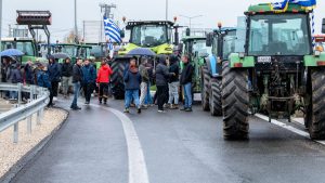 Δεν υποχωρούν οι αγρότες: Ενισχύονται τα μπλόκα σε όλη τη χώρα – Ο “χάρτης” των κινητοποιήσεων και οι κλειστοί δρόμοι