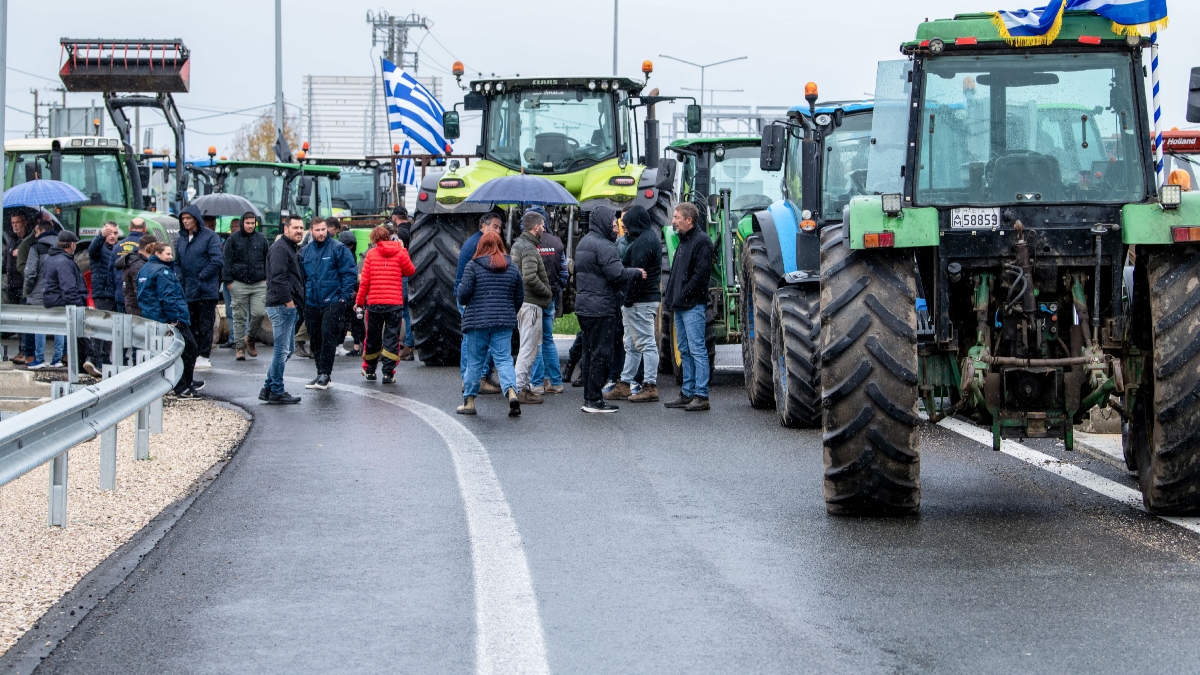 Δεν υποχωρούν οι αγρότες: Ενισχύονται τα μπλόκα σε όλη τη χώρα – Ο “χάρτης” των κινητοποιήσεων και οι κλειστοί δρόμοι