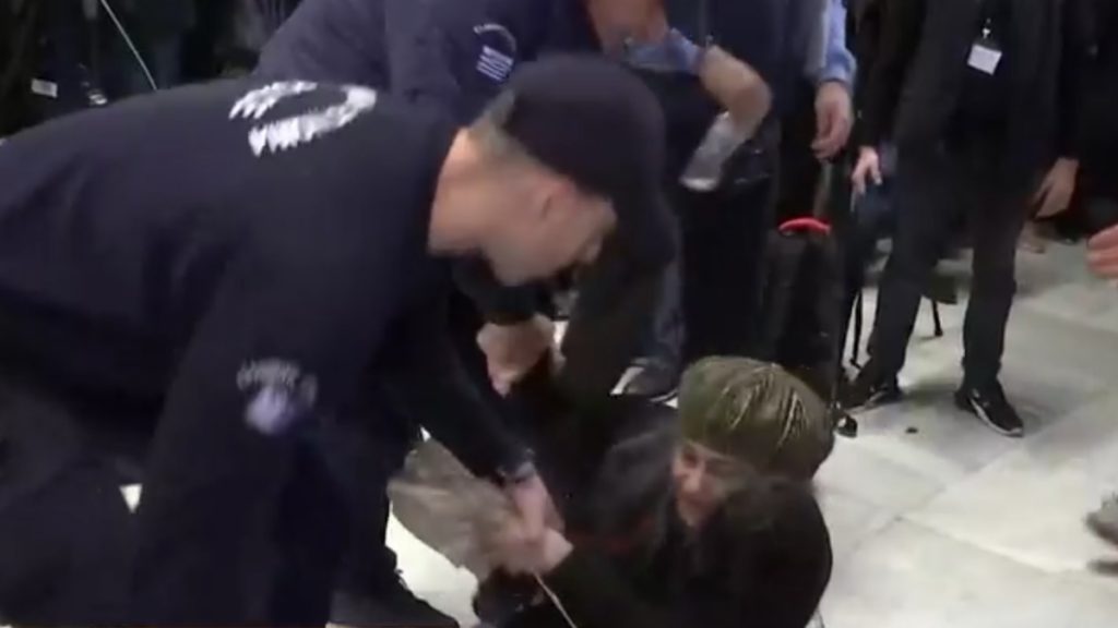 Η Ελένη Λουκά “μπούκαρε” στο Παλλάς – Έπεσε κάτω και φώναζε “Τσίπρα προδότη” (βίντεο)