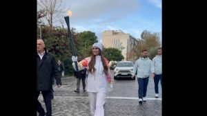 Λαμπαδηδρόμος η Κίμπερλι Γκίλφοϊλ – Έτρεξε με τη Φλόγα των Χειμερινών Ολυμπιακών Αγώνων στη Διονυσίου Αρεοπαγίτου (βίντεο)
