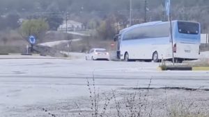 Πτολεμαΐδα: Έτσι σώθηκαν οι επιβάτες του λεωφορείου που βγήκε εκτός δρόμου – “Ο οδηγός έπαθε έμφραγμα κι ένας νεαρός άρπαξε το τιμόνι”