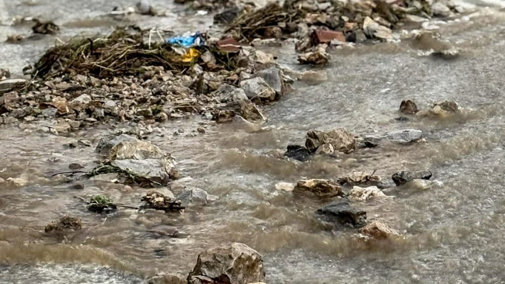 Ιεράπετρα: Αγωνία στα Φέρμα λόγω της κακοκαιρίας – “Λόγω της φωτιάς δεν υπάρχει δέντρο να κρατήσει τα νερά”