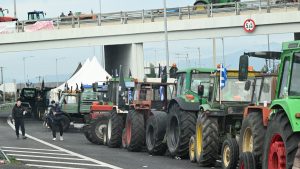 Οι αγρότες πατούν το “γκάζι” των κινητοποιήσεων – Μπλόκα και σε παραδρόμους, σειρά έχουν λιμάνια και αεροδρόμια