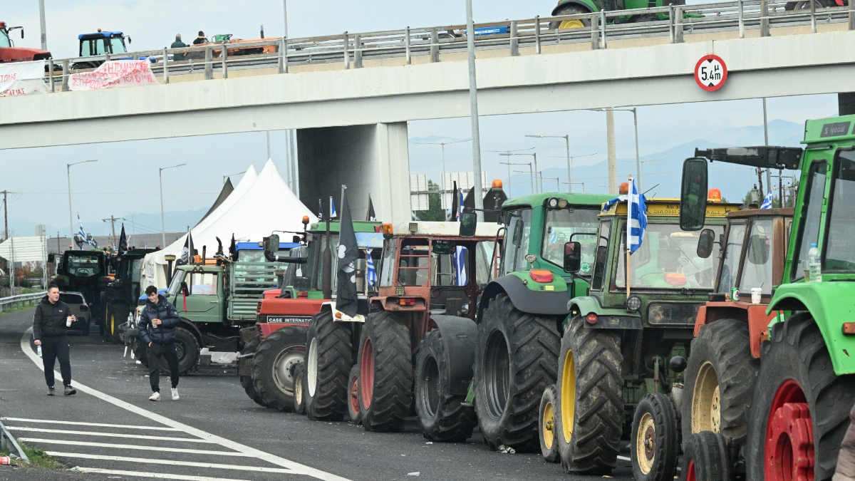 Οι αγρότες πατούν το “γκάζι” των κινητοποιήσεων – Μπλόκα και σε παραδρόμους, σειρά έχουν λιμάνια και αεροδρόμια