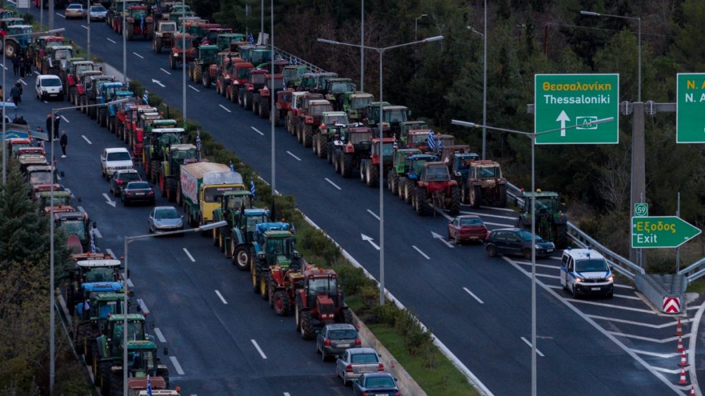 Κρίσιμη εβδομάδα με έντονες διαβουλεύσεις για το αγροτικό – Τα μηνύματα Μητσοτάκη και τα “καμπανάκια” Καραμανλή-Σαμαρά