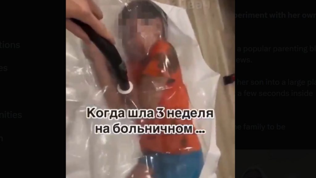 Ρωσία: Blogger έβαλε τον γιο της σε σακούλα και… ρούφηξε τον αέρα με τη σκούπα- Βίντεο (Σκληρές εικόνες)