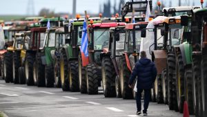 Αγρότες: Τα 54 μπλόκα “παραλύουν” τη χώρα, κλείνουν Εθνικές, παραδρόμους, αεροδρόμια, λιμάνια – Τα επόμενα βήματα