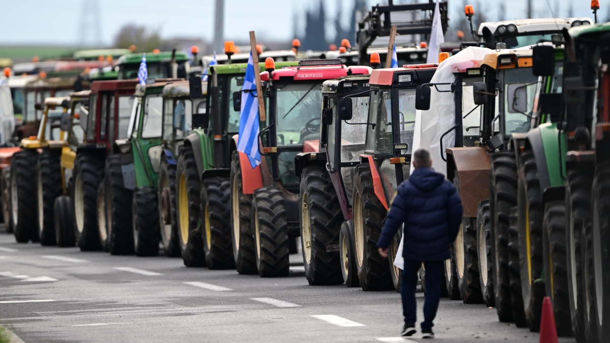Αγρότες: Τα 54 μπλόκα “παραλύουν” τη χώρα, κλείνουν Εθνικές, παραδρόμους, αεροδρόμια, λιμάνια – Τα επόμενα βήματα