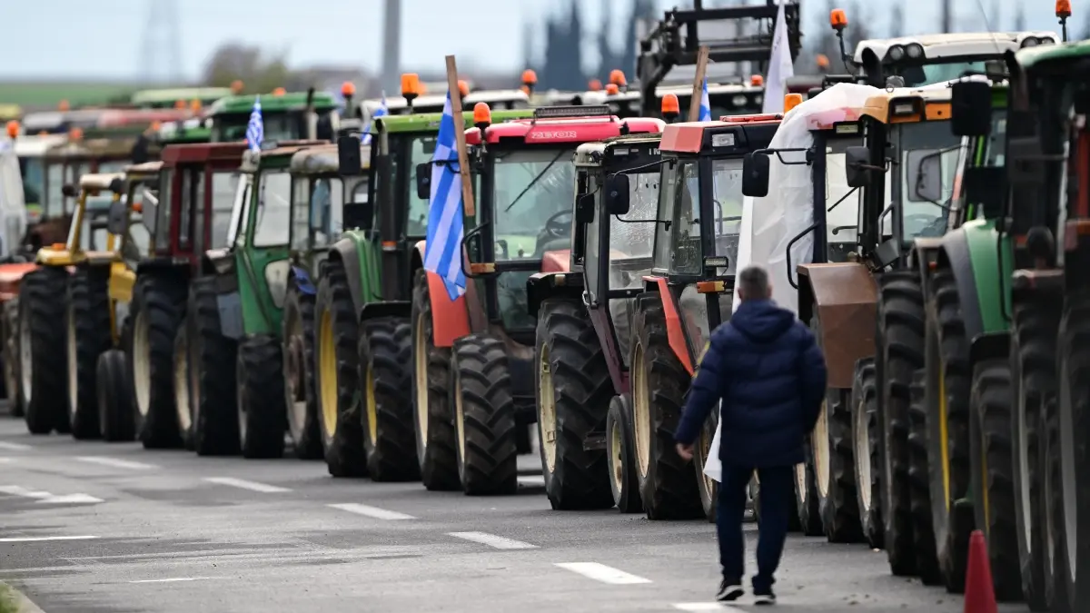 Αγρότες: Τα 54 μπλόκα “παραλύουν” τη χώρα, κλείνουν Εθνικές, παραδρόμους, αεροδρόμια, λιμάνια – Τα επόμενα βήματα