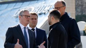 Ουκρανία: Στο Λονδίνο για τη συνάντηση με τη “Συμμαχία των Προθύμων” ο Ζελένσκι μετά το “άδεισμα” Τραμπ