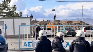 Ηράκλειο: Ένταση στο συλλαλητήριο αγροτοκτηνοτρόφων – Χημικά και πετροπόλεμος, υπό πολιορκία το αεροδρόμιο (βίντεο)