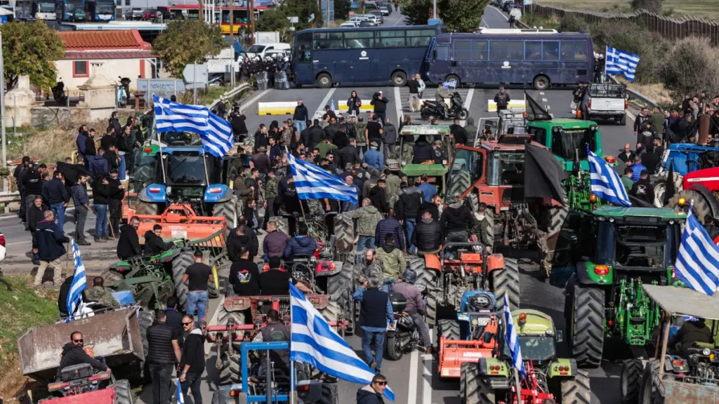Επεκτείνονται τα μπλόκα των αγροτών, αποκλεισμένοι δρόμοι σε όλη την Ελλάδα – Δείτε το χάρτη