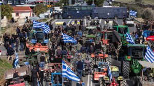Επεκτείνονται τα μπλόκα των αγροτών, αποκλεισμένοι δρόμοι σε όλη την Ελλάδα – Δείτε το χάρτη
