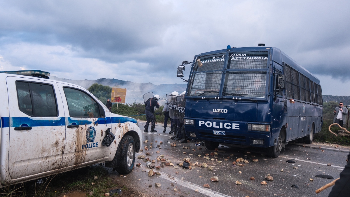 Φουντώνει η “εξέγερση” των αγροτών, στον διάλογο επιμένει η κυβέρνηση – Βαριές κατηγορίες για τα επεισόδια στα Χανιά (βίντεο)