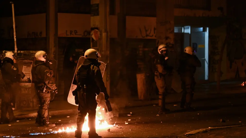 Εξάρχεια: Ομάδα ατόμων εκτόξευσε πέντε μολότοφ κατά διμοιρίας των ΜΑΤ