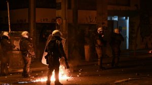 Εξάρχεια: Ομάδα ατόμων εκτόξευσε πέντε μολότοφ κατά διμοιρίας των ΜΑΤ