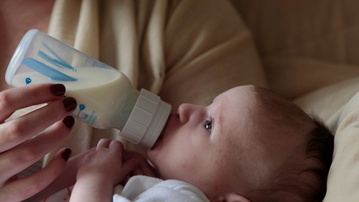 ΕΟΦ: Προειδοποίηση για βρεφικό γάλα που διακινείται μέσω διαδικτύου – Συνδέεται με κρούσματα αλλαντίασης