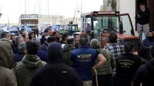 Κρήτη: Άνοιξε το αεροδρόμιο Ηρακλείου – Κατάληψη από αγρότες στο κτήριο της Αποκεντρωμένης Διοίκησης