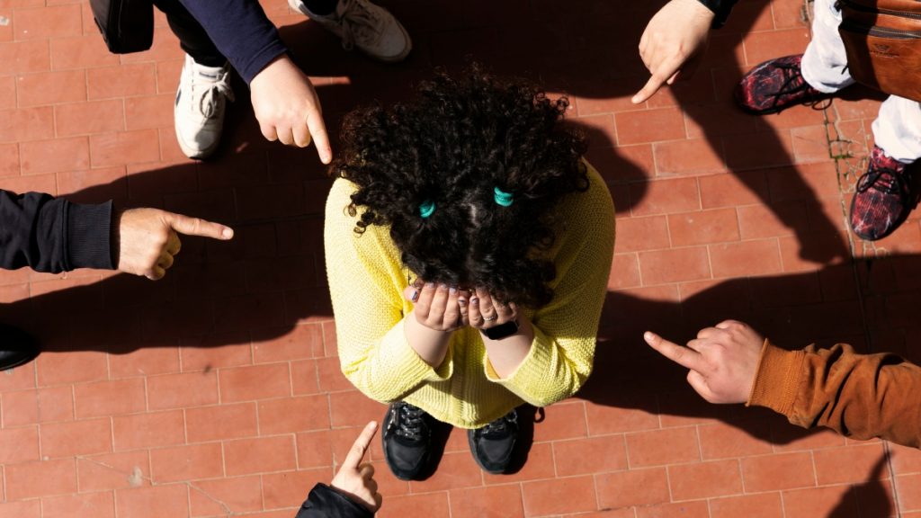 Η βία των ανηλίκων δεν είναι σύμπτωμα, αλλά το μήνυμα της κοινωνίας μας