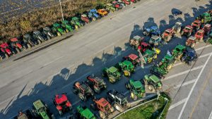 Στα “χαρακώματα” οι αγρότες: Ετοιμάζουν νέα μπλόκα και καλούν να τους… συλλάβουν – Σήμερα η “απόβαση” στο λιμάνι του Βόλου