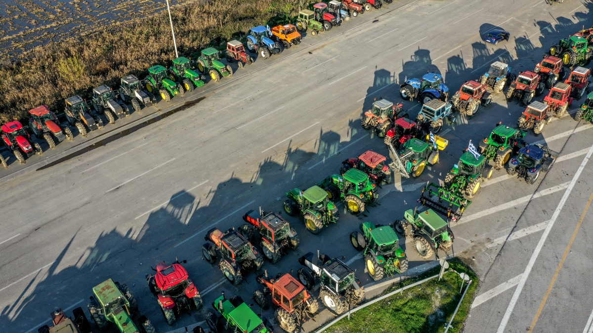 Στα “χαρακώματα” οι αγρότες: Ετοιμάζουν νέα μπλόκα και καλούν να τους… συλλάβουν – Σήμερα η “απόβαση” στο λιμάνι του Βόλου