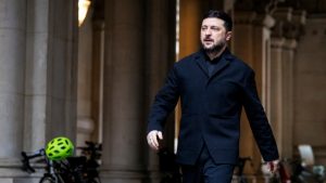 “Στριμωγμένος” ο Ζελένσκι μετά τη νέα διορία “ημερών από Τραμπ – Τι κρύβει η αλλαγή στάσης για εκλογές στην Ουκρανία