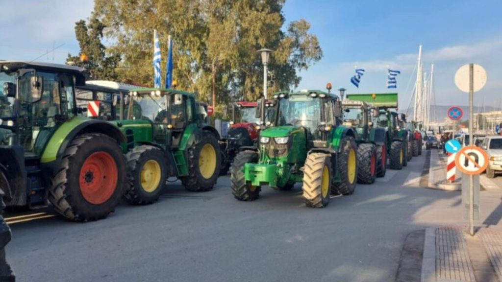 Οι αγρότες έβαλαν “πλώρη” για το λιμάνι του Βόλου – Ετοιμάζονται να το αποκλείσουν από στεριά και θάλασσα