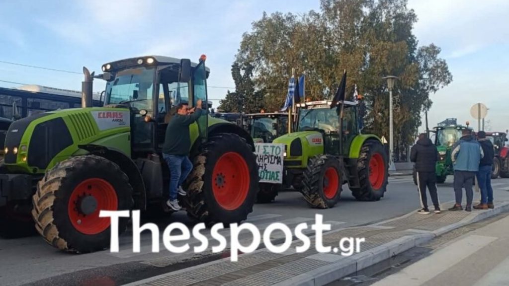 Οι αγρότες έβαλαν “πλώρη” για τον αποκλεισμό του λιμανιού του Βόλου – Έφτασαν τα πρώτα τρακτέρ (Εικόνες)